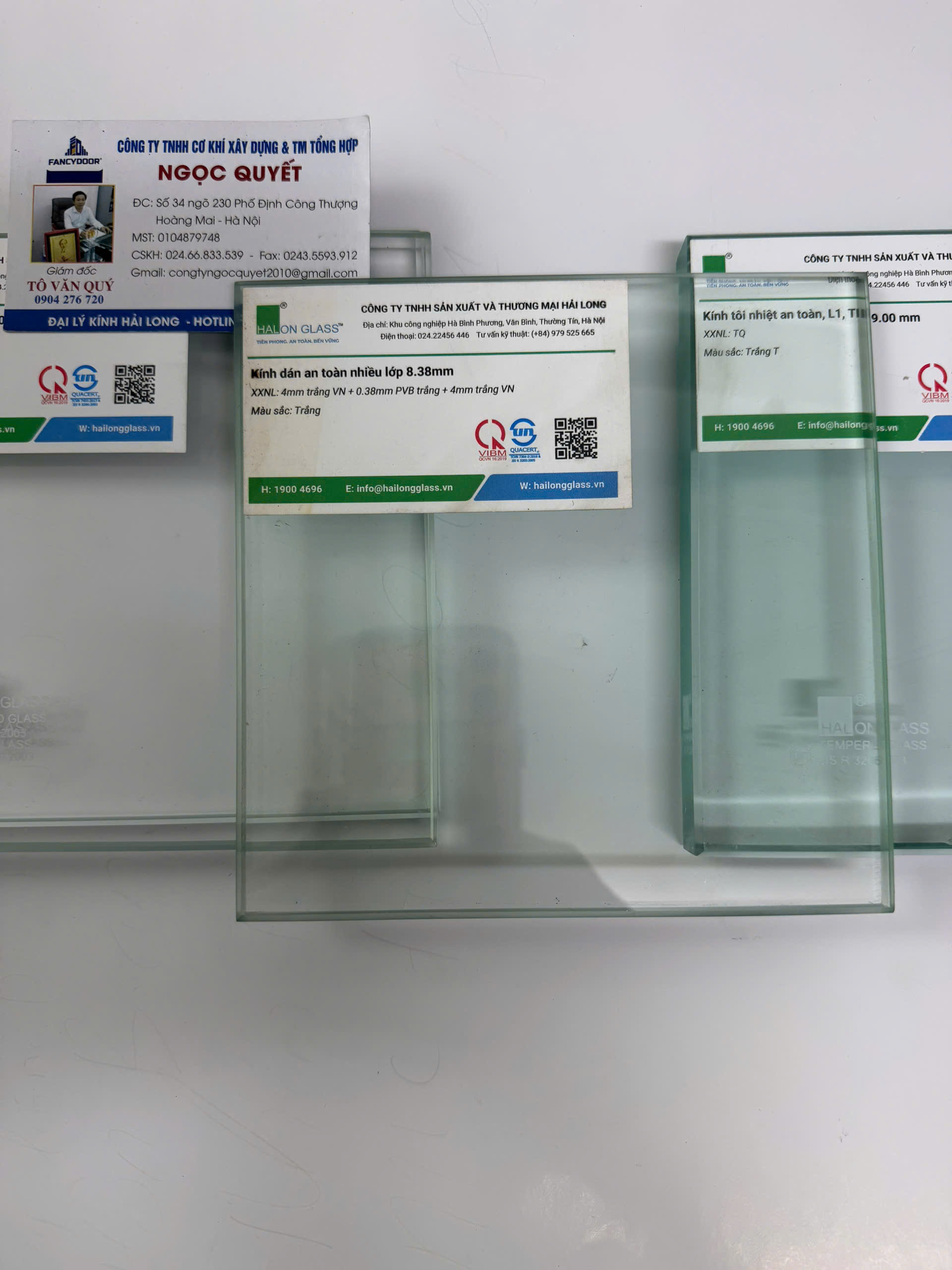 Mẫu kính cường lực và kính an toàn nhiều lớp Hailong Glass kèm card thông tin sản phẩm